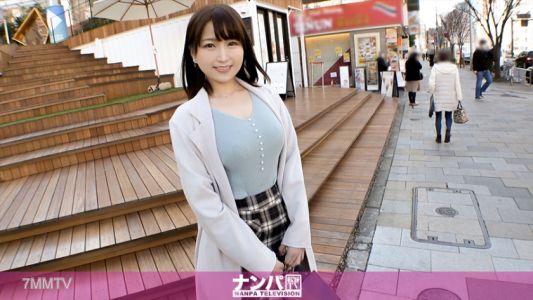 200GANA-2449 真正的軟派，初次拍攝。 1605 表參道上行走的OL小姐…以為是她，結果竟然是看起來非常年輕的已婚婦女！對著年下的鹹臉男優發情並立即墮落！可愛的喘息聲中反覆達到高潮！
