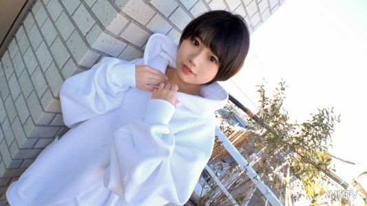 SIRO-5071 【Cute face but surprisingly a pervert？】A girl who came to shoot an AV wearing only an oversized hoodie, without pants or a skirt (just remove the hoodie and you'll see her panties) in a nearly exhibitionist outfit. Net AV audition → AV trial sho