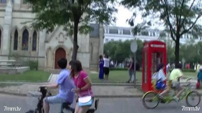 쭉 따라가서 화장실에 가려고 광장에서 프리웨딩 사진을 찍던 미녀들을 몰래 찍었다.
