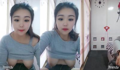 젊고 아름다운 모유 수유 젊은 여성은 당신이 마실 수 있도록 우유 물에 큰 가슴을 누출