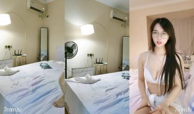 Glasses Goddess [Beautiful Girl Is Online] Beautiful Legs, Tender Pussy, Finger Buckle, Forced To Rub Milk!