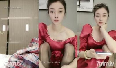 顔值美少女【小师妹】贫困山区研究生下海赚学费露逼漏奶这个腿可以！