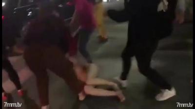 最も重要なことは現実です、あらゆる種類の大規模なレイプシーンの記録、路上でのレイプシーン、レイプと愛人の殴打、最も素晴らしくて最悪なのは隣の古い王様だと思います彼が死ななかったら、彼の骨まで落ちなければならなかった