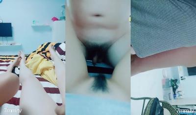 2021.12.23，【偷拍00後女孩】，刷抖音玩斗地主不想被操，粉嘟嘟的小嫩妹，男友舔穴摳乳，興致來了無套啪啪插得呻吟