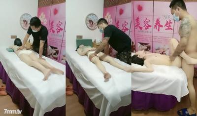 The Sexy Woman Who Loves To Pretend To Be Pure Enjoys The Special Service Of The Little Brother In The Massage Shop, Let The Little Brother Pick Up The Massage Stick And Play With The Dick To Play With The DC Lewd Water, Blowjob The Big Dick In Multiple P