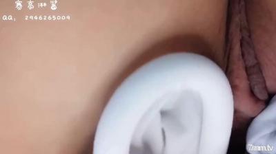 最新極品新晉網紅蘿莉美少女▌賽高淋醬▌羞恥內褲套頭 白絲塞乳粉穴 淫亂少女玉體秀色可餐