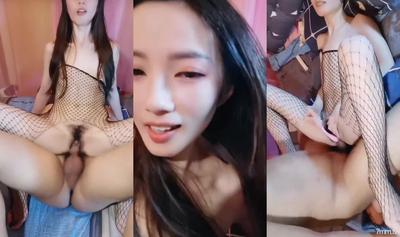 高顏值黑絲禦姐全程露臉伺候大哥激情啪啪，口交大雞巴好騷啊，讓大哥額無套爆草