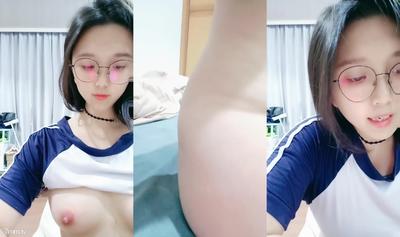 분홍색 가슴과 안경을 쓴 아름다운 소녀! 달콤한 외모와 슈퍼 좋은 성격! 다리를 벌리고 경혈을 부러뜨리고 진동기로 문지릅니다.