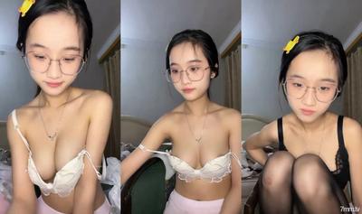 重磅推薦!剛下海的【超級清純又青澀的四眼美眉】大姨媽剛走,就首次