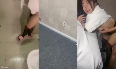 예쁜 여자를 가르쳐! 블랙 실크 하이힐을 신어보세요! 오줌과 오줌 두 여자 혀 키스, 앞뒤로 꼬집고 섹스, 허리에 서서