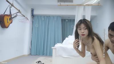 【AI畫質增強】千人斬星選晚間場性感長腿黑裙妹子玩3P，穿黑絲情趣裝邊扣邊摸逼