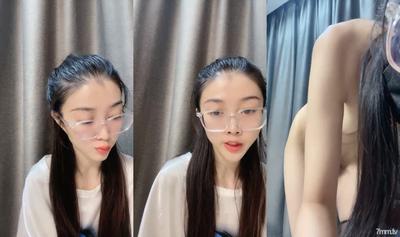 高冷眼鏡美女小姐姐！纖細美腿苗條身材！脫光全裸誘惑，翹起屁股特寫，多毛肥穴