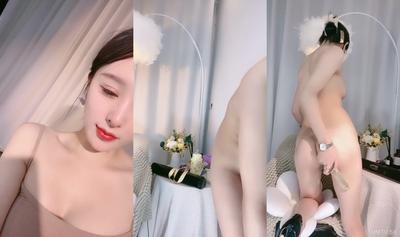 모델급 인터넷 연예인 여신! 짙은 메이크업과 레드 립이 완전 섹시! 긴 서스펜더 스커트는 각선미가 뛰어나고 검은 실크를 반쯤 벗고 엉덩이를 삽입합니다.