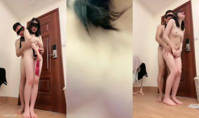 白虎逼好身材極品小姐姐讓小哥在門前玩弄，風騷翹臀粉嫩嬌乳，浴室讓小哥摳逼洗乾淨