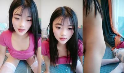 清純小妖女露臉白絲誘惑跟小哥哥激情啪啪大秀，讓小哥舔逼樣子好騷