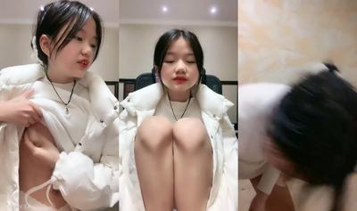 00後無敵呆萌妹妹！背帶褲看貧乳！一線天饅頭嫩穴，洗完澡小男友操逼