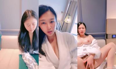 큰 가슴과 뚱뚱한 엉덩이를 가진 섹시한 기절! 미녀의 유혹! 큰 가슴을 드러내기 위해 속옷을 벗고, 털이 많은 보지가 열렸습니다.