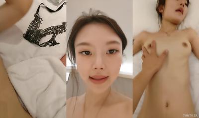 꽃팔타투 신인 프리티걸! 날씬한 몸매와 긴 다리! 좌석을 타면서 자지를 먹기 위해 머리를 파고, 그의 여자 친구에게 엿