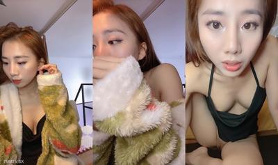 긴다리 최고! 섹시한 기절 아름다움! 혼자 유료방에 유혹당해 무릎을 꿇고 엉덩이를 들어 보지를 더듬는다.