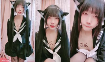 極品尤物美少女！清純係天花板！ JK裝雙馬尾，撩起裙子開檔黑絲，玻璃棒