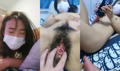 太い髪の若い女性はファッカーに犯され、彼女は顔を見せて巨根をフェラし、兄にオマンコを壊してオオカミの友人にクローズアップで見せるように頼む