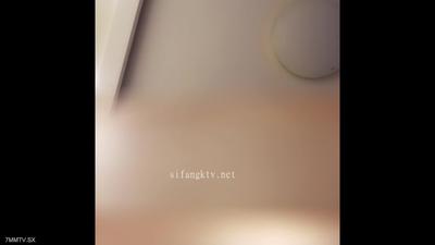 ハゲで独身のリー老人は、麻雀クラブで知り合った浮気妻を犯し、酔って夢中でレイプされた。