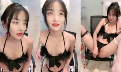 불타는 붉은 입술을 가진 예쁜 아가씨! 틸트업 원레그 망사스타킹을 속옷에! 쪼그리고 앉는 수탉 빨기, 팬티 열기 및 자위