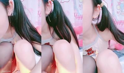 ツインポニーテールの最高の女の子！黒絹の美脚にピンク色のオマンコ！お尻を傾けて穴を壊し、話し、喘ぎ、うめきます