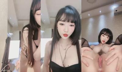 ネットセレブの美女たちが最近海に出た！特にファットリップパウダーホール！脚を広げ、指を入れ、伸縮自在のディルドを挿入した状態のクローズアップ