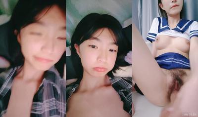Wu Zai Jiang~ the ultimate stunner and beautiful girl! Slender waist, beautiful breasts, student uniform, hairy flirt, masturbation, slowly stuffed into pussy