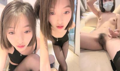04年藝校學生妹！短髮甜美顏值超頂！黑絲小背心，嬌小身材貧乳，多毛騷穴炮友揉捏