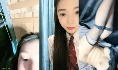 大二學生妹！美女宿舍玩誘惑！超棒身材大奶肥穴，難得一見一線天饅頭B，懟在鏡頭前