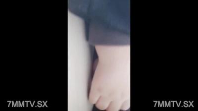 小母狗的戶外任務人群中小母狗小騷逼裡夾著電動玩具 體驗露出的快感 緊張刺激 好羞恥