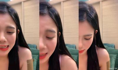 顏值超高的校花~【純情的皮皮】巨乳啊~衣服穿著好漂亮 粉嫩指數五顆星，超讚超給力！ ！