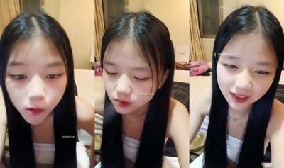 新人，校花級學妹，【雅萱】，和男友一起看小黃片~學習姿勢~無套射，挺招人疼的小美女