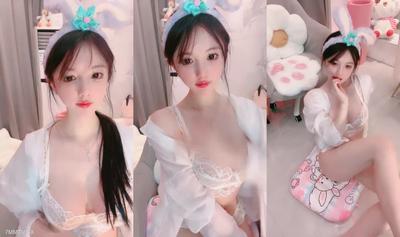 究極の衝撃を与えるネットセレブの女神！ホワイトシルクのセクシーランジェリー！大きな胸、素晴らしいボディ、パンティを脱ぐ、厚い唇、マンコを見せる、クリトリスを擦る