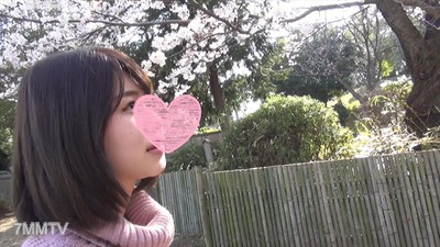 FC2-PPV 813564 皮膚白皙E罩杯巨乳的美少女，可愛到像偶像明星，18歲的女高中生在戶外露出並進行車內性交初體驗。口內射精和喝精液也是第一次挑戰。因為害怕被人看到而感到羞恥的遊戲讓她的粉紅色美麗陰部濕透了。