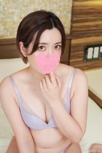 fc2-ppv 3245176 【無修正】【人妻】結婚兩年就和老公做愛。忍不住被小自己的硬挺陽物弄得淫水直流，瘋狂地含著它。內射的陰道再加上連續抽插和內射的雙重快感讓她堕入他人之棒